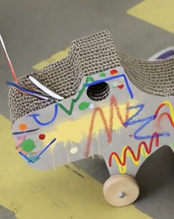 Doggy biały tekton dla starszych maluchów