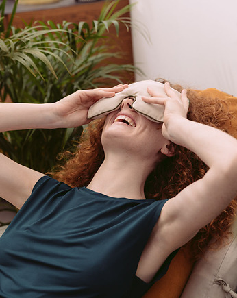 Opaska na oczy obciążająca relaksująca WellB, WELLB Mindful Relaxation