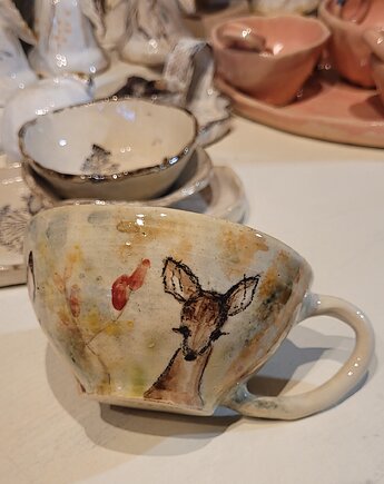 Filizanka ceramiczna z motywem sarny., Galeria Pod Rotuzem