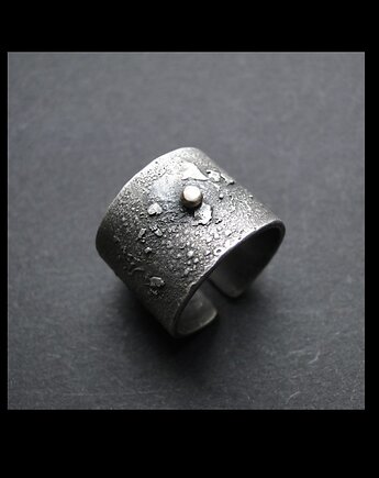 Pierścień surowy ze złotem, Memero