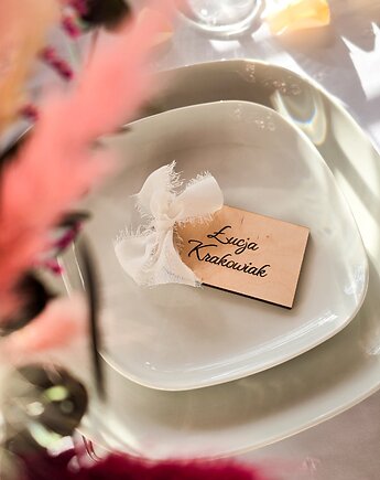 Zaokrąglona drewniana winietka ślubna z grawerem i wstążką szyfonową, BohoSuszki