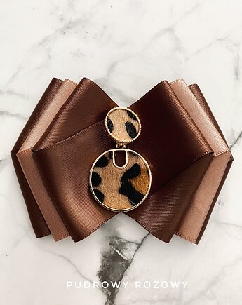 Brosza z ozdobą z panterki Panterka, Pudrowy Różowy