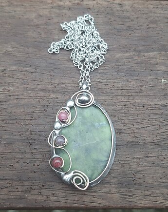 Na zielono - wisiorek, po drugiej stronie lustra