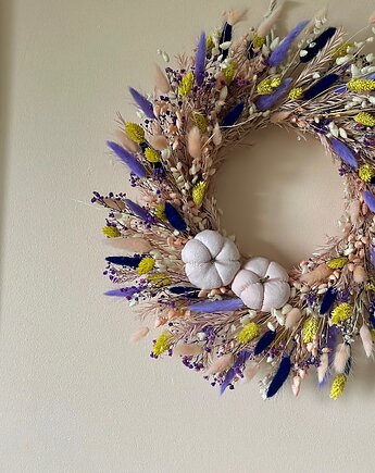 Jesienny wianek z suszonych roślin z materiałowymi dyniami, Rosa