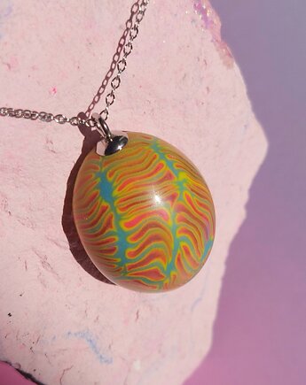 Naszyjnik z wisiorkiem w abstrakcyjne wzory