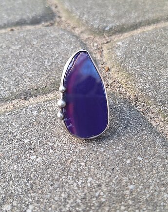 W fiolecie - pierścionek regulowany, po drugiej stronie lustra