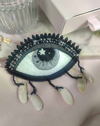 Broszka oko z masą perłową i muszlami ciemne, Iwona Bator Design