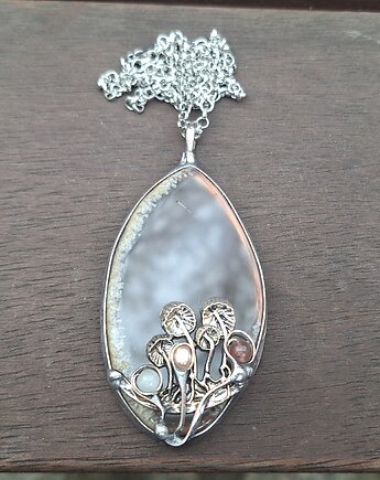 Grzybki - wisiorek, po drugiej stronie lustra