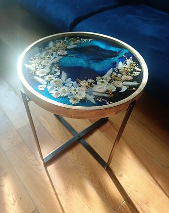 Niebieski stolik kawowy z kwiatami w żywicy, Majuto Resin Art