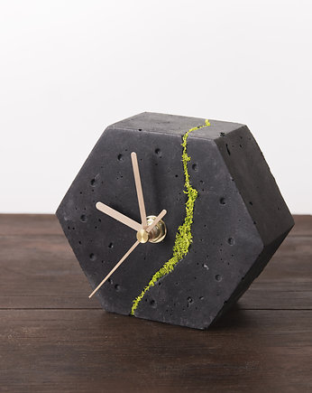 Sześciokątny betonowy zegar stołowy z chrobotkiem reniferowym - ciemny, Joanna Komorowska Studio
