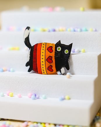 Czarny  kot w swetrze w serca, Pintura