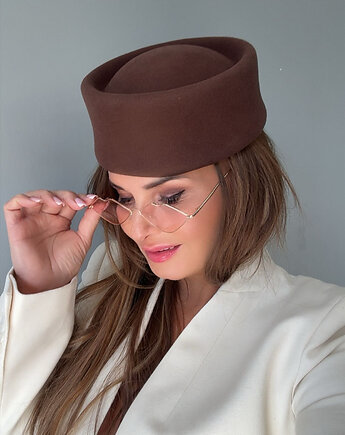Toczek filcowy  / fascynator brązowy czekoladowy, Monika Saxton luxurious millinery