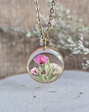 Łąka kwiatowa różowa zawieszka złoty wisiorek kwiaty żywica, zkwiatem