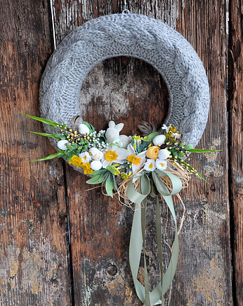 Wielkanocny wianek w sweterku, mamuta