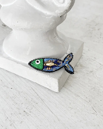 Broszka mini RYBKA 20 ręcznie haftowana przypinka rękodzieło śledzik, HAART