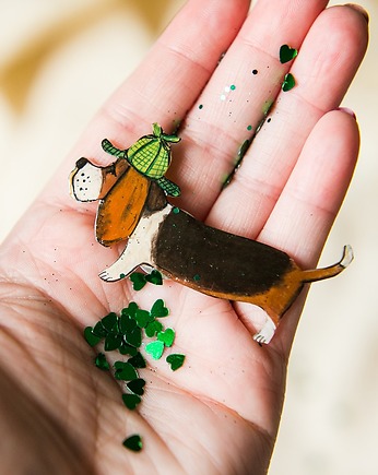 Broszka z bassetem Sherlockiem, Pintura