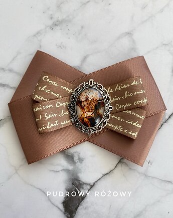 Kolekcja Krówką z wiankiem z grafiką zamkniętą pod kaboszonem, Pudrowy Różowy