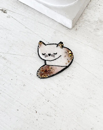 Broszka KOT 14 ręcznie haftowana przypinka kotek, HAART