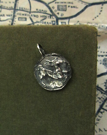 Medalion ze srebra z biegnącym koniem, Antilica