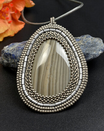 Selwer, wisior z krzemieniem pasiastym, haft, Sol