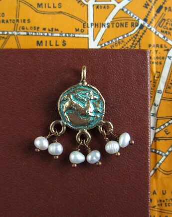 Zawieszka moneta z koniem i perłami, Antilica