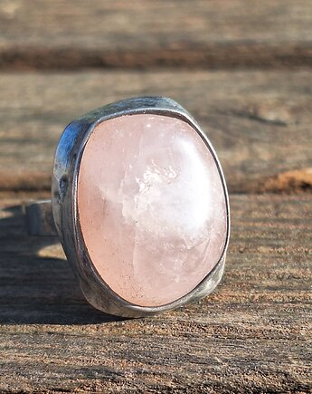 Różowy kwarc - pierścionek regulowany, po drugiej stronie lustra