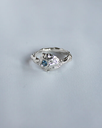 Pierścionek srebrny - Figa z niebieskim topazem, pills.jewelry