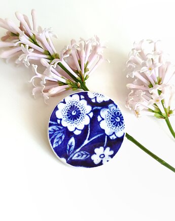 Broszka kobaltowa w kwiaty, biżuteria z talerzy