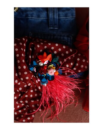 Cekinowa broszka z piórami, Celina Parysów