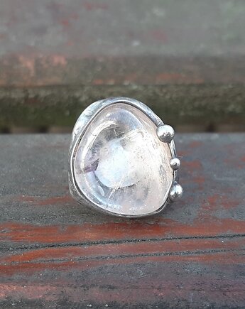 Kryształ górski - pierścionek regulowany, po drugiej stronie lustra