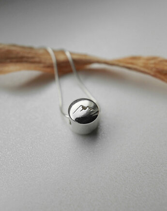 Naszyjnik pastylka z górami, Szkatułka Emi