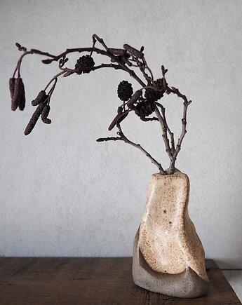 Mały wazon szaro-beżowy, drobne sztuki