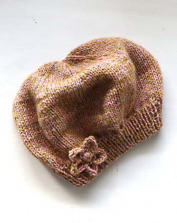 Beret z kwiatkiem zrobiony na drutach dziergany bezszwowy, RękaProduction