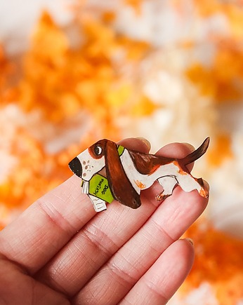 Przypinka z psem bassetem Julianem, Pintura