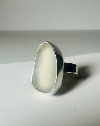 Srebrny pierścionek regulowany ze szkłem morskim, bluewavestudio