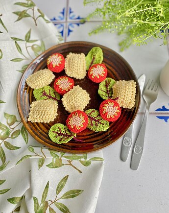 Szydełkowe raviolli z pomidorkami i listkami botwinki, Misio Zdzisio