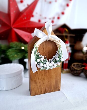 Drewniany domek z wiankiem świątecznym, Wooden Love