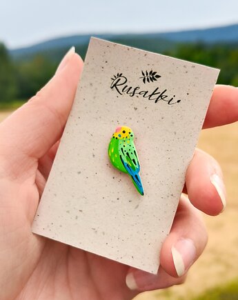 Pin papuga falista urocza zielona papużka wakacyjne akcesoria, boho, Dary Rusałki