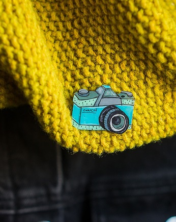 Przypinka aparacik turkusowo miętowy, Pintura