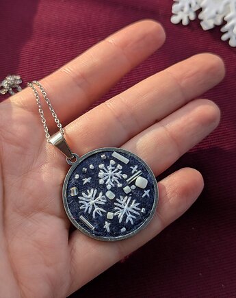 Zimowy ręcznie haftowany naszyjnik Śnieżynki, Papaya