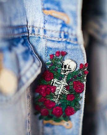 Broszka rose skeleton, Pintura