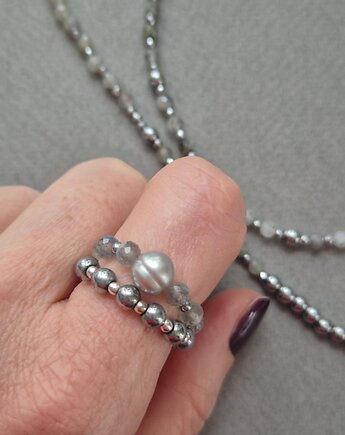 Zestaw srebrnych pierścionków z labradorytów, szarej perły i hematytów, Dziewczyna i Perły