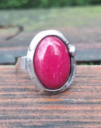 Mocny róż - pierścionek regulowany, po drugiej stronie lustra