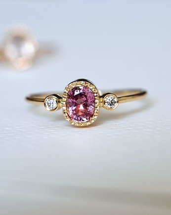 Pierścionek zaręczynowy z owalnym różowym spinelem i diamentami, OSOBY - Prezent dla babci