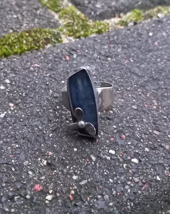 Kianit z kwiatem - pierścionek regulowany, po drugiej stronie lustra