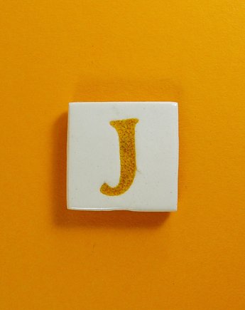 Ceramiczny magnes, pomarańczowa literka J, M.J