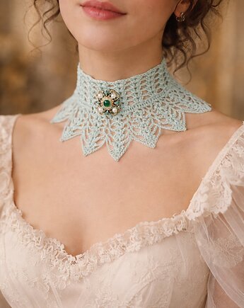 Naszyjnik koronkowy miętowy z barokową broszą, Księżycowa ćma