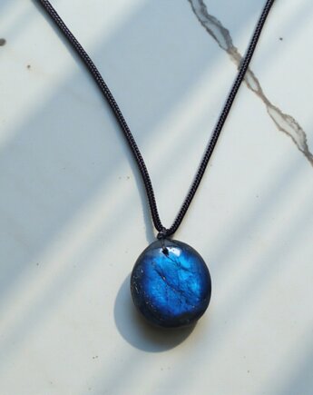 Labradoryt owalny wisiorek na sznurku, KEIT