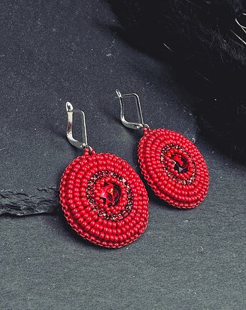Kolczyki ręcznie haftowane koralikami z czerwonym kryształem, Biżuteria Beatrice