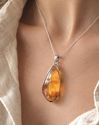 Elegancki naszyjnik z naturalnym bursztynem w kształcie wydłużonej łzy, Amber Charm